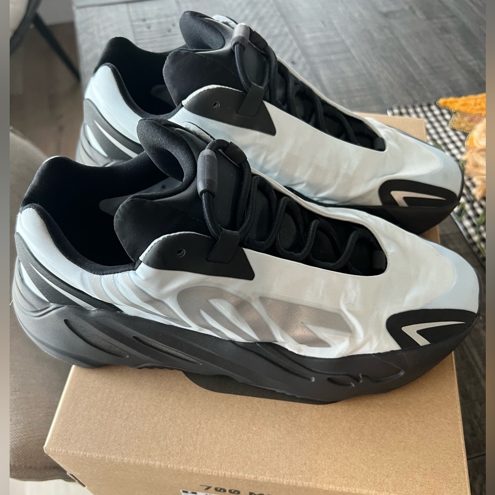 Authentic Yeezy 700 MNVN / Sz 9